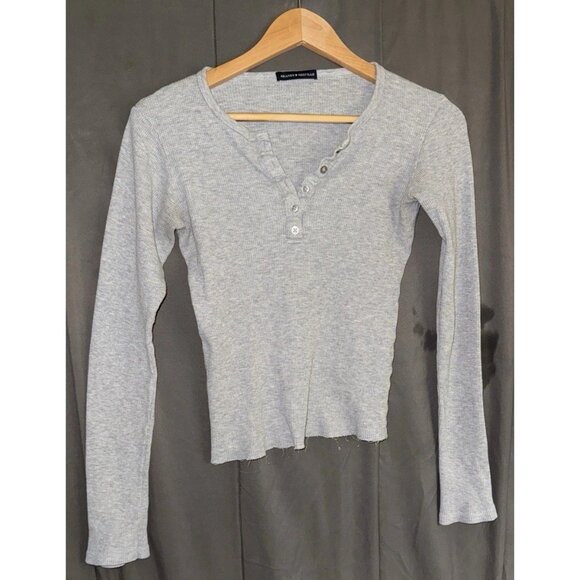 Brandy Melville Light Grey Long Sleeve Henley One Size Fits All STRINGY HEM - Picture 5 of 6